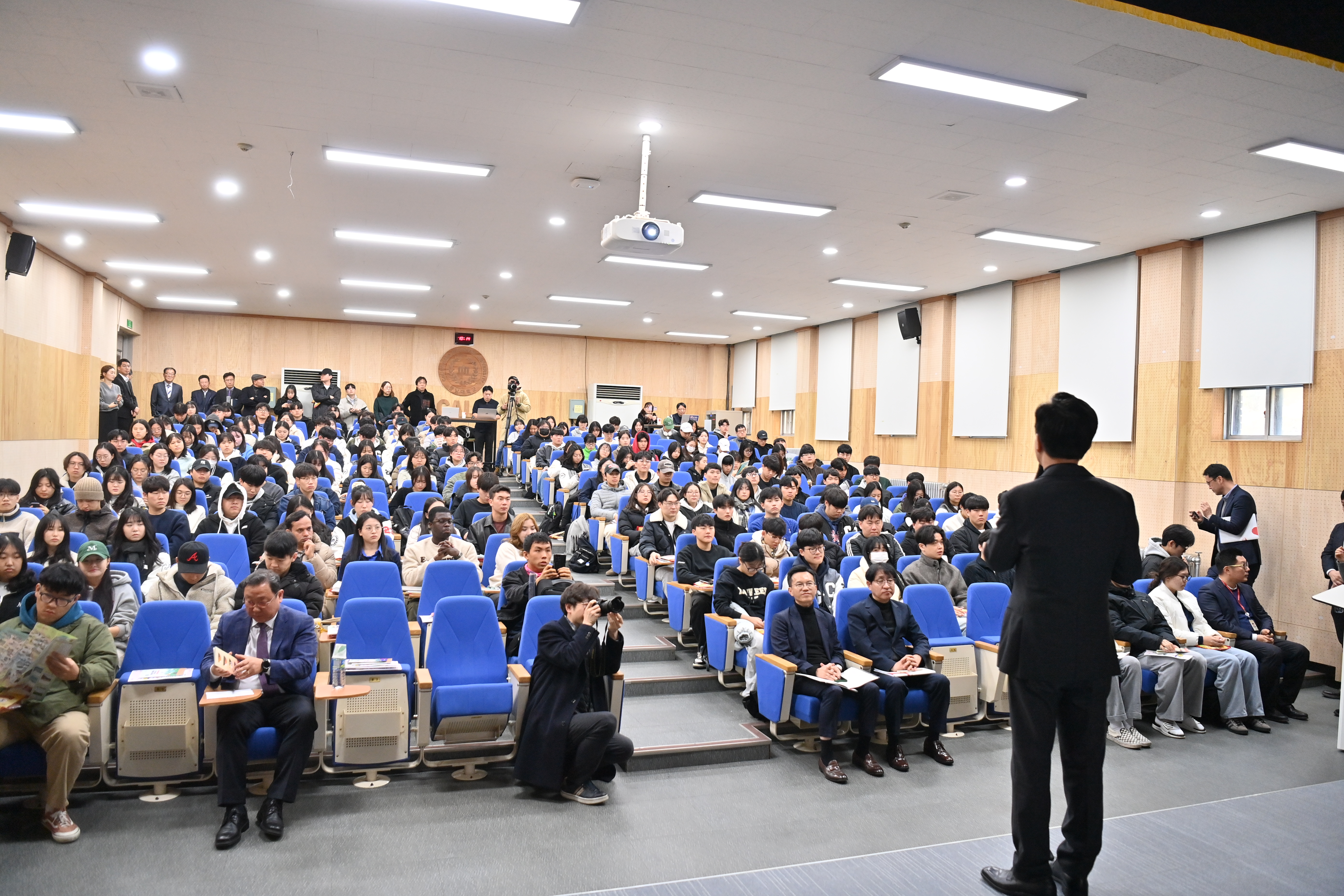 김태흠 도지사는 19일 충남대학교 농업생명과학대학 1호관 제1강당에서 충남이 이끄는 미래, 농업, 농촌의 힘쎈 도전이라는 주제로 특강을 가졌다. 관련사진 3