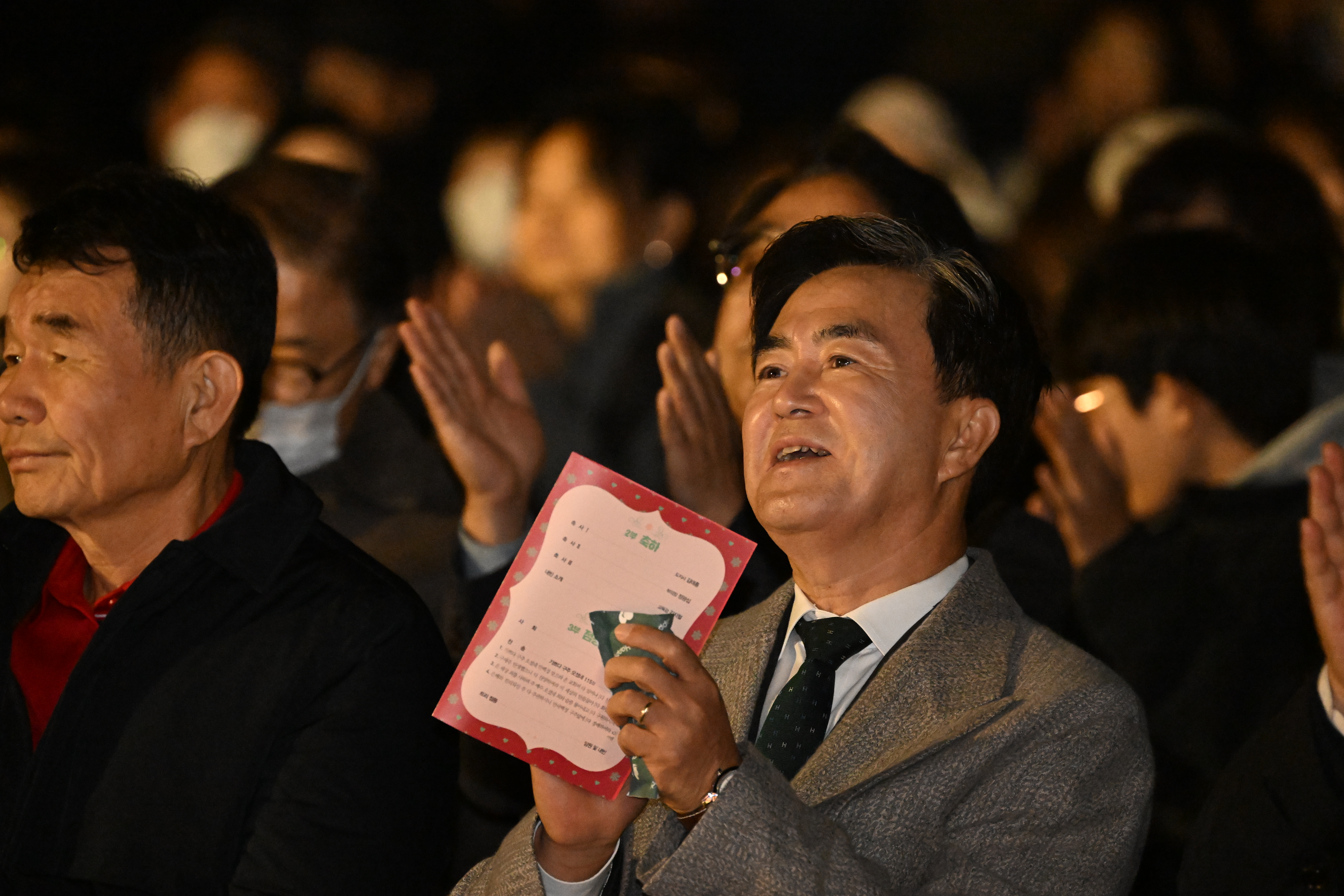 김태흠 도지사는 21일 도청 남문 다목적광장에서 열린 '충남도청 성탄축하 예배 및 성탄트리 점등식'에 참석했다. 관련사진 5