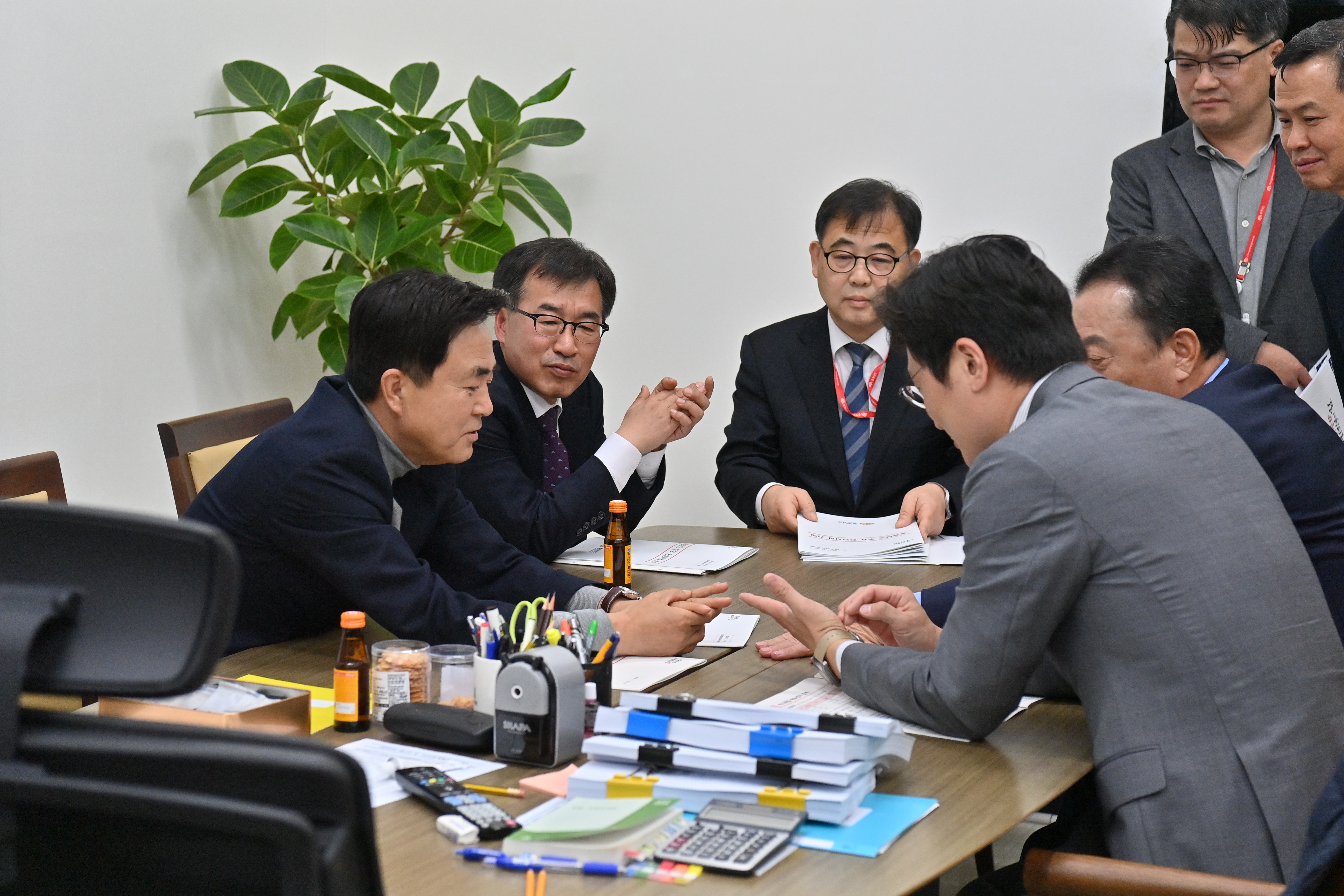 김태흠 도지사는 20일 내년도 정부예산안에 대한 심의가 진행 중인 국회를 방문해 주요 사업에 대한 지원을 요청했다. 관련사진 7