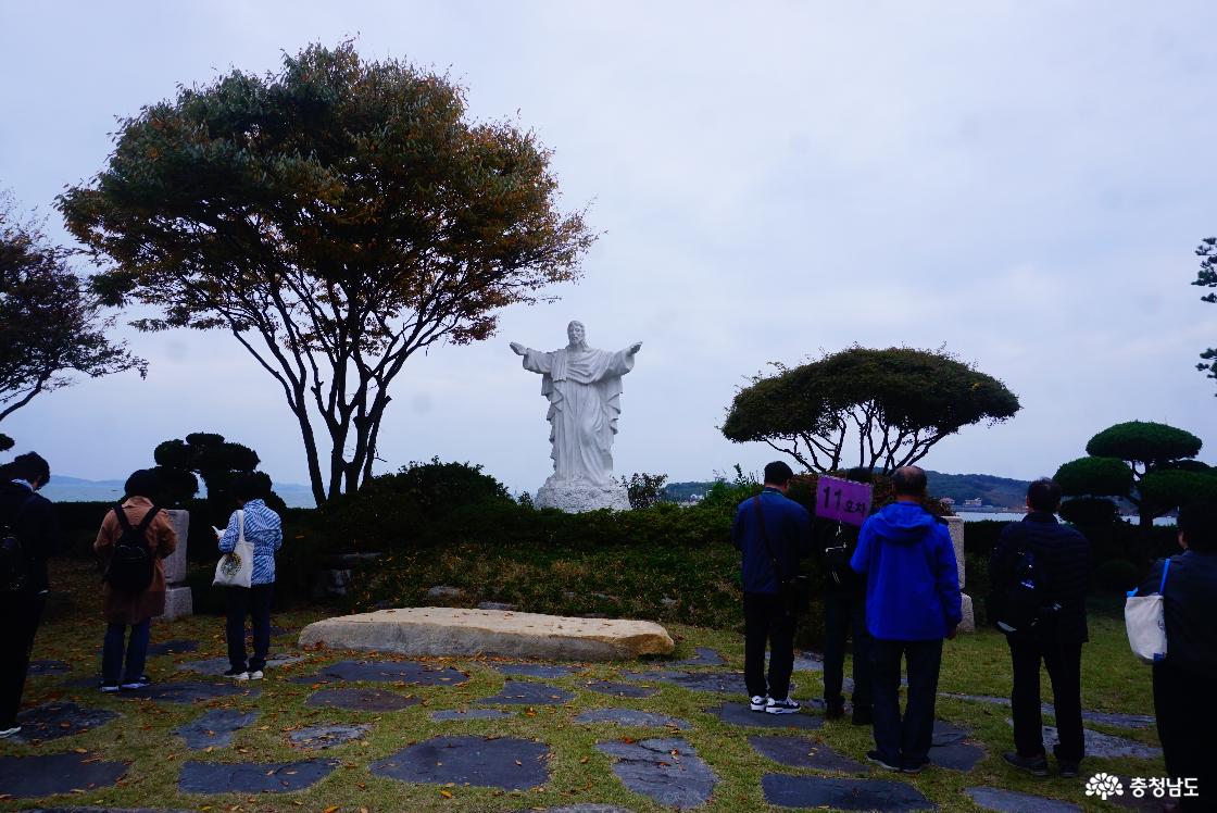 갈매못을 바라보며 눈물을 흘리는 성모마리아상